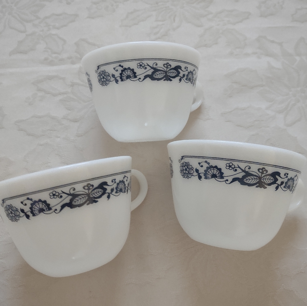 Pyrex 3 cups mugs white blue painted